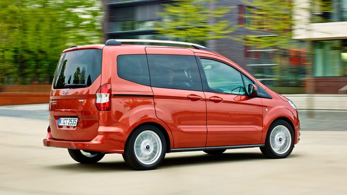 Στο δρόμο το Tourneo Courier δίνει μεν έμφαση στην άνεση, όμως το πολύ καλό πλαίσιο και τιμόνι ωφελούν τα οδικά και οδηγικά του χαρακτηριστικά.
